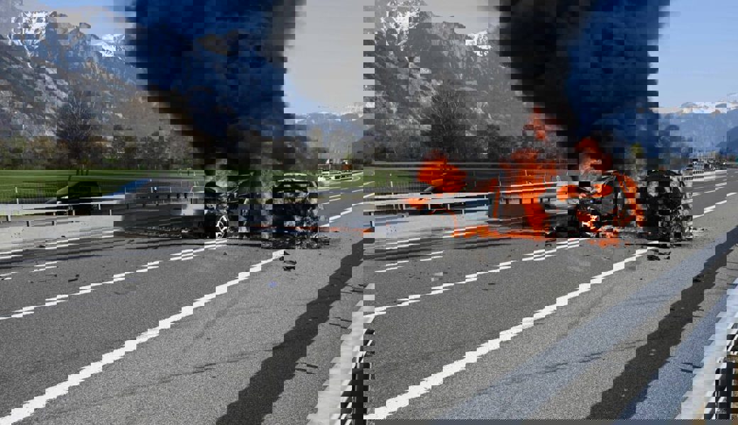  Die beiden Autos wurden weggeschleudert, kollidierten noch einmal und fingen daraufhin Feuer. 