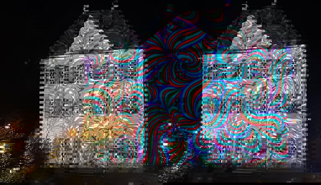 Das beleuchtete Wartauer Rathaus in Azmoos. 