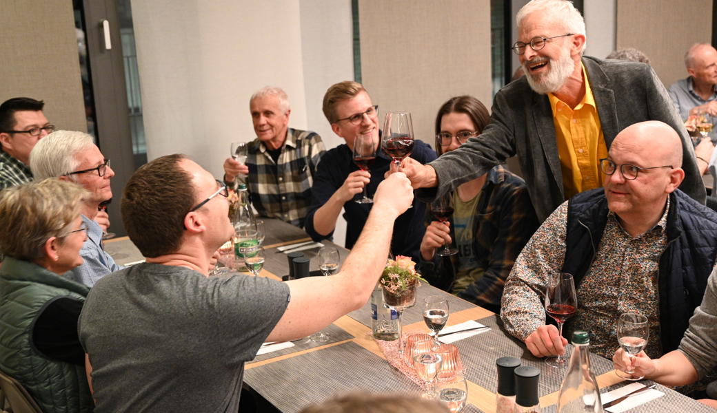 Freut sich sichtlich über seinen Wahlerfolg: Hans Oppliger stösst mit Besucherinnen und Besuchern der gemeinsamen Wahlfeier von Mitte und EVP im «Buchserhof» an.