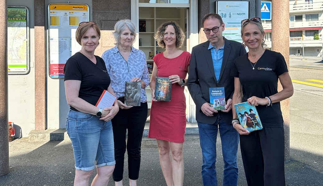 Vor dem Eingang zum Bücherschrank (im Hintergrund) in der alten Post, von links: Daniela Eberle (Aktuarin Verein Gamserleben), Theres Schlienger (Geschäftsleitung Bibliothek Buchs), Karin Lenherr (Initiantin), Manuel Schöb (Gemeindepräsident Gams) und Susanne Schulz (Präsidentin Verein Gamserleben). Nicht auf dem Bild Initiantin Jolanda Fäh.