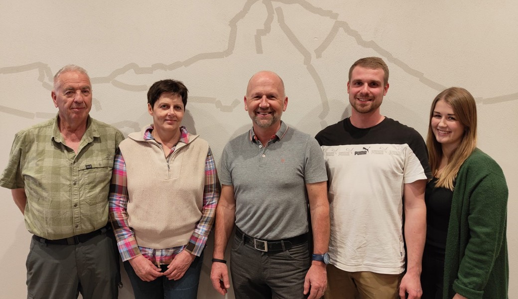 Von links: Der neue Geflügel-Obmann Roman Kaiser, die neue Aktuarin Maria Büchel, Präsident Edgar Benz, Kaninchen-Obmann Marco Kobler und Kassierin Elena Benz.