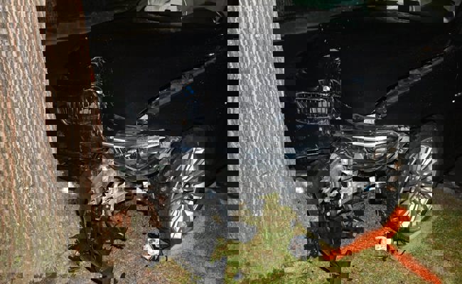 20'000 Franken Schaden: 57-Jähriger prallt mit Auto fahrunfähig gegen einen Baum