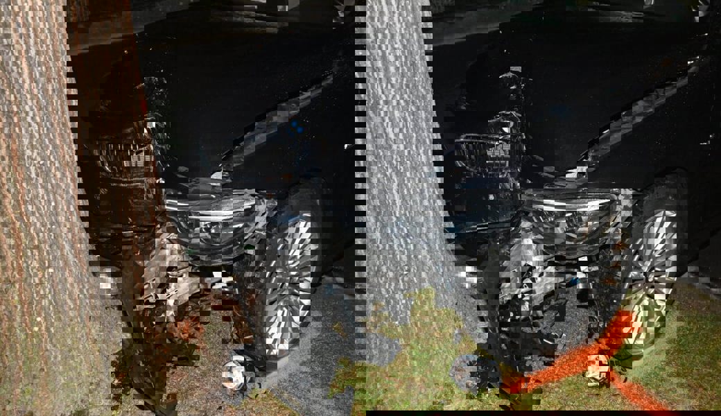  Hoher Schaden: Mann prallt mit seinem Auto gegen einen Baum. 