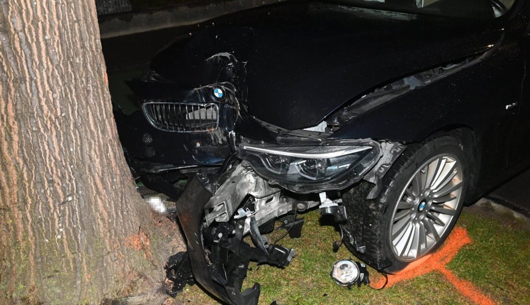  Hoher Schaden: Mann prallt mit seinem Auto gegen einen Baum. 