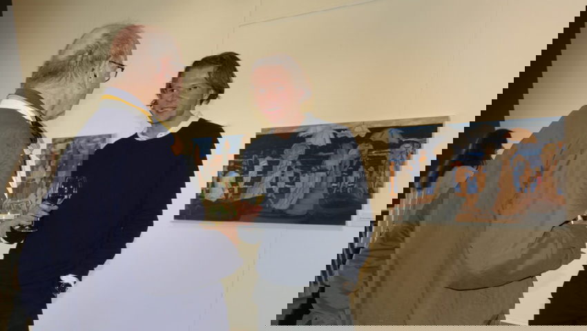  Nico Ramon Kastner im Gespräch mit einem Vernissage-Besucher. Im Hintergrund das 2022 entstandene Bild «Der Tod in Venedig». 