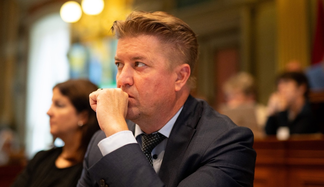 Schon in der Frühlingssession stand Regierungsrat Christof Hartmann wegen der Reform der Strassenverkehrsabgabe in der Kritik, nun hat der Kantonsrat nachgedoppelt. 