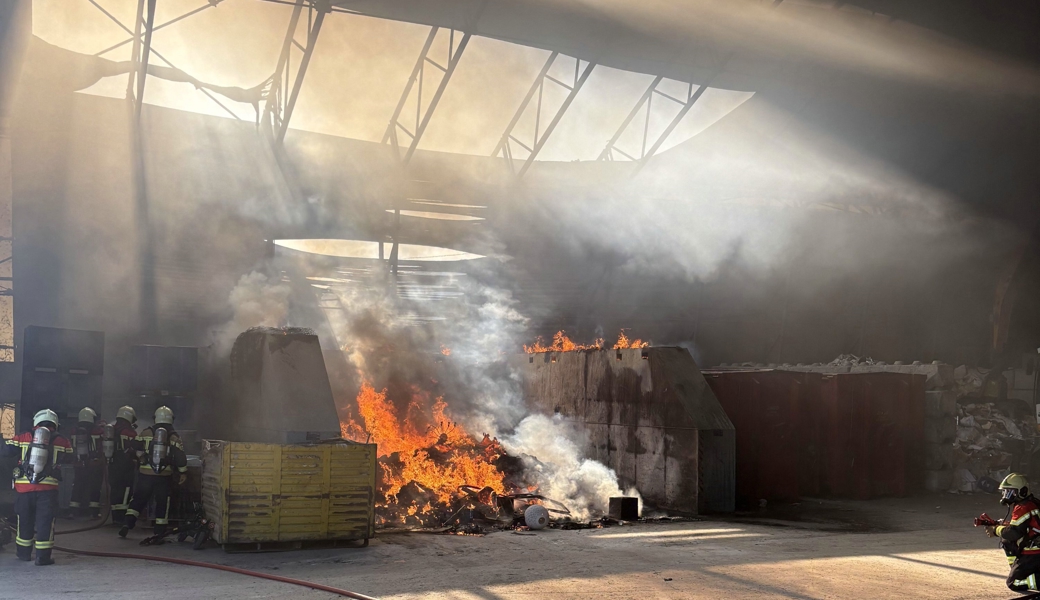 Was das Feuer in dem Abteil in der Halle auslöste, ist zurzeit noch nicht bekannt.