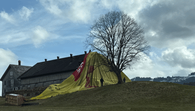 Heissluftballon landet auf einem Stalldach