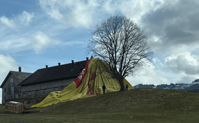 Heissluftballon landet auf einem Stalldach