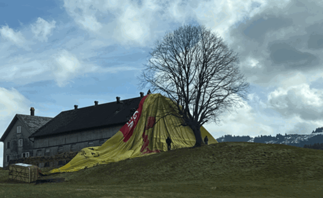 Heissluftballon landet auf einem Stalldach