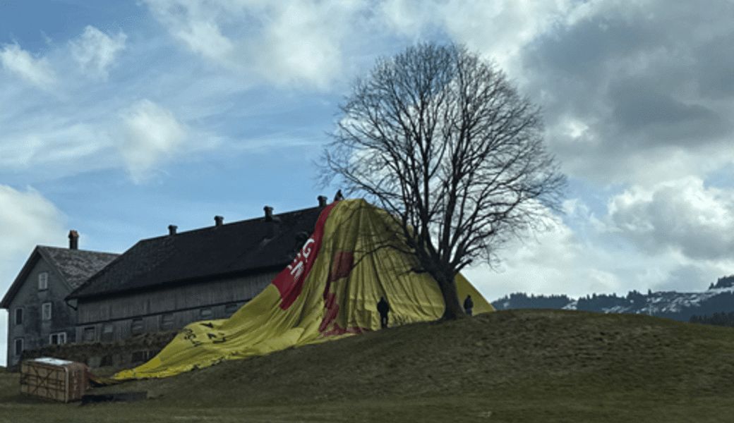 Der Ballon bedeckte das Stalldach. 