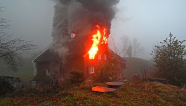 Feuer zerstört Haus – Bewohner kann sich unverletzt retten