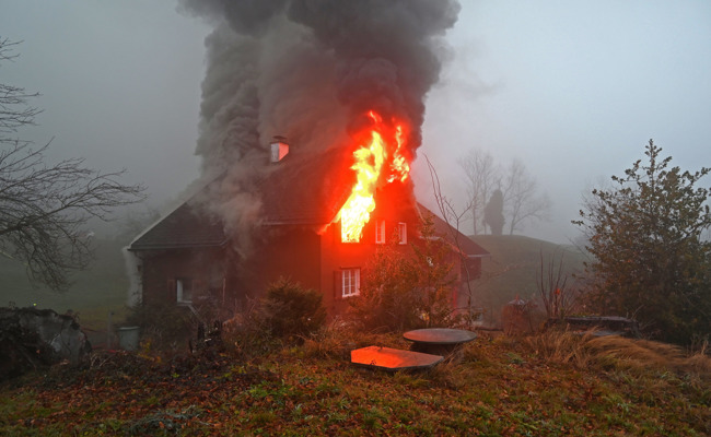 Feuer zerstört Haus – Bewohner kann sich unverletzt retten