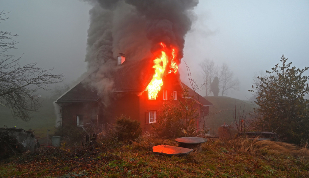 Feuer zerstört Haus – Bewohner kann sich unverletzt retten