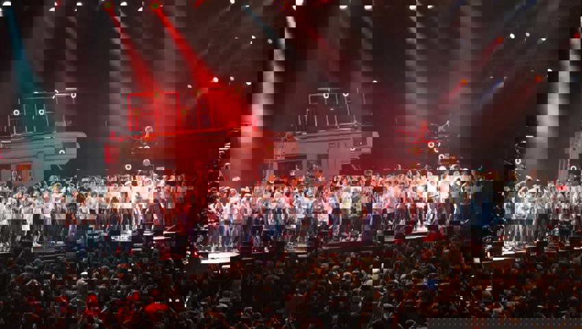  10. Dezember: Die beiden sechsten Klassen von Sevelen stehen zusammen mit Marc Sway und Bligg auf der Bühne des Zürcher Hallenstadions. 