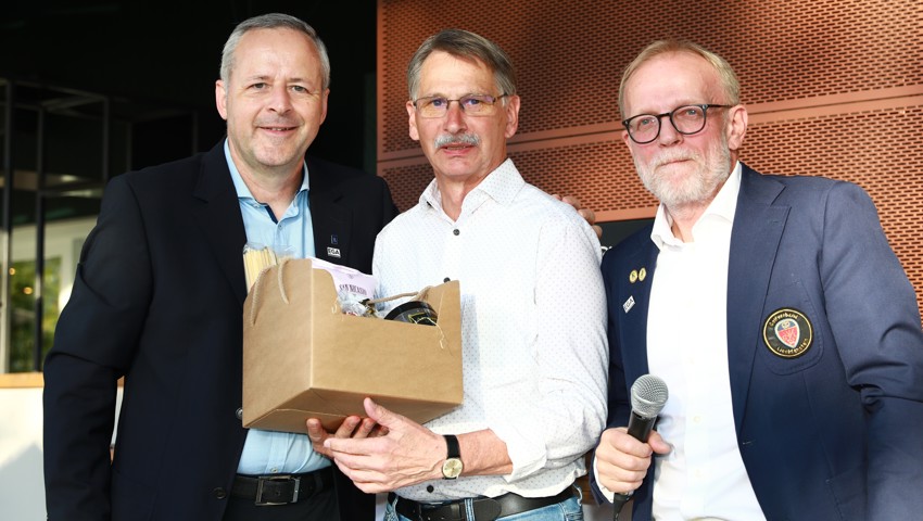 GVL-Turnierfotograf Bernhard Maria Laburda gewann beim Saisonauftakt im GC Gams-Werdenberg die «Nearest-to-the-Pin»-Wertung. Auf Spielbahn 8 schlug er den Ball vom Abschlag 1,2 Meter an die Fahne und durfte sich von GCGW-Manager Reiner Horlacher (links) und GVL-Generalsekretär Thomas Schaber (rechts) gratulieren lassen.