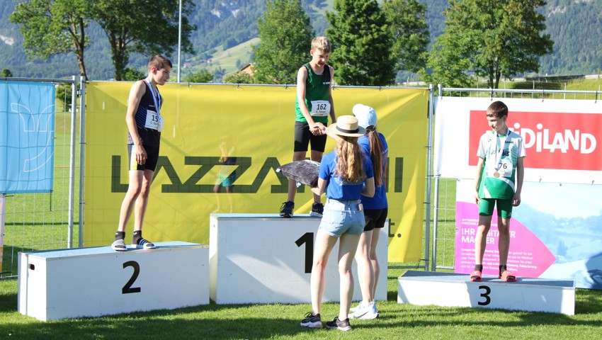 Robin Tinner nimmt an der Siegerehrung die Gratulationen entgegen.