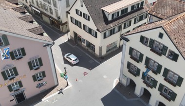 E-Bike-Fahrerin bei Kollision mit Auto verletzt