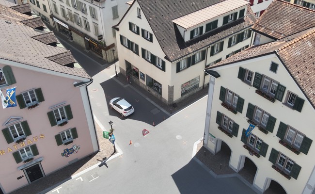 E-Bike-Fahrerin bei Kollision mit Auto verletzt
