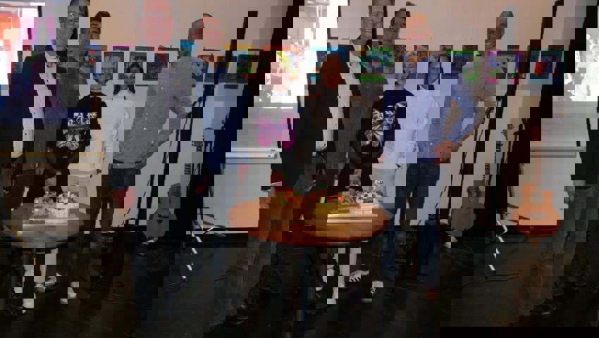  Gut gelaunte Gastredner (von links) Stadtpräsident Daniel Gut, Jugendarbeiter Arsim Hajdarevic, Jugendratpräsidentin Leonie Werner, Alt-Jugendrat-Präsidentin Tamara Cucuz und ehemaliger Leiter Kompetenzzentrum Jugend Markus Büchel lobten in ihren Ansprachen die Arbeit des Jugendrates. 