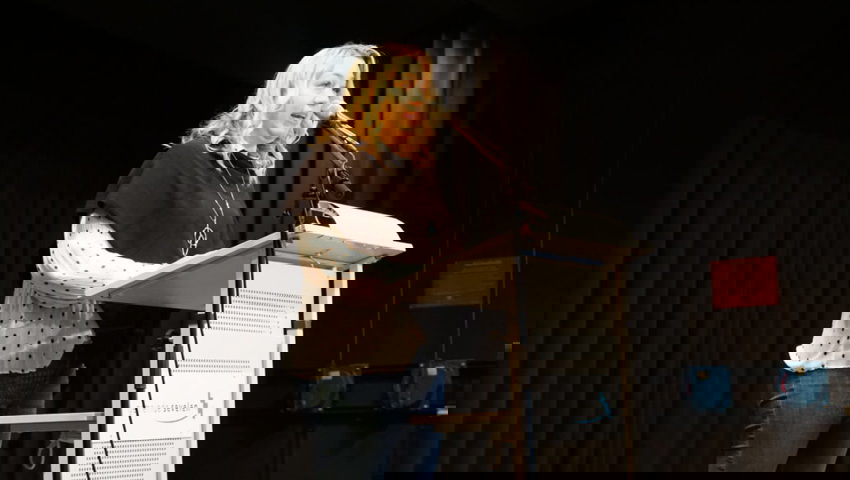  Barbara Samu-Schneider bei der Begrüssung im Gemeindesaal.