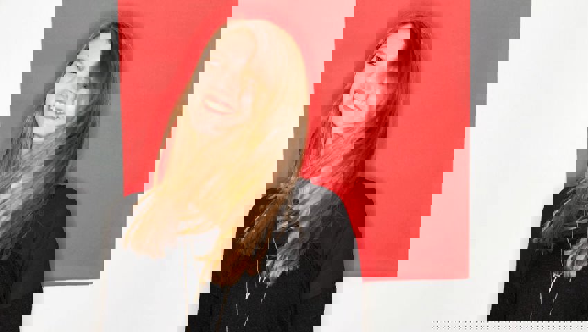  Der Preis für Förderpreis für angewandte Kunst &amp; Design geht an Flora Frommelt. 