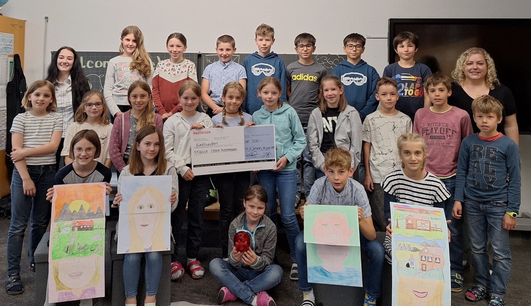 Die vierte Klasse aus Alt St. Johann mit ihrem Preis. 