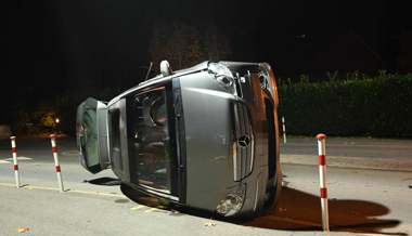 In fahrunfähigem Zustand über Verkehrsinsel und in Baum gefahren