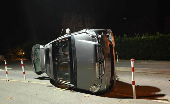 In fahrunfähigem Zustand über Verkehrsinsel und in Baum gefahren