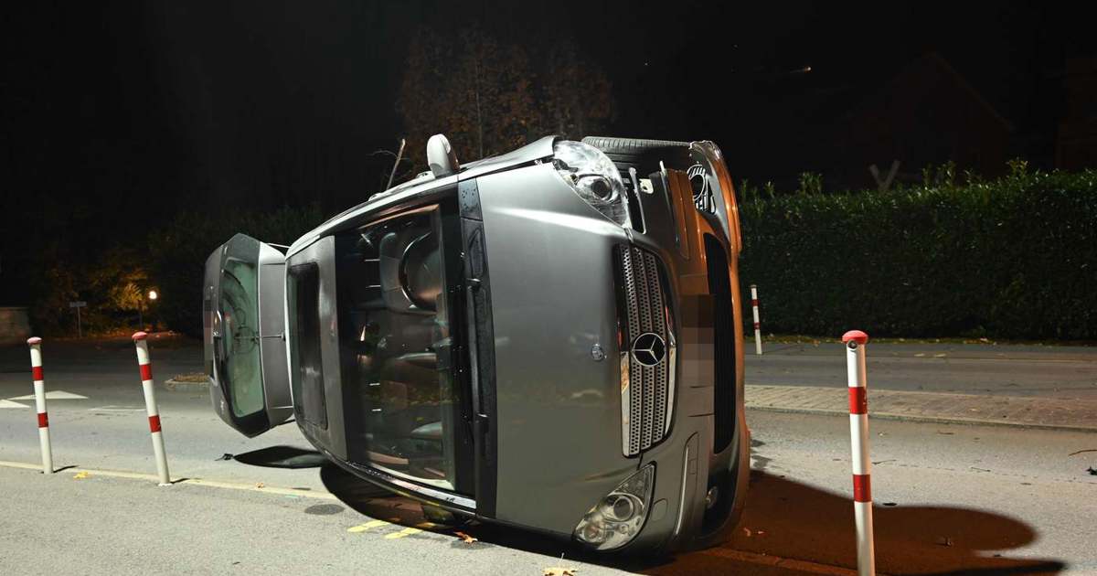 In fahrunfähigem Zustand über Verkehrsinsel und in Baum gefahren | W&O