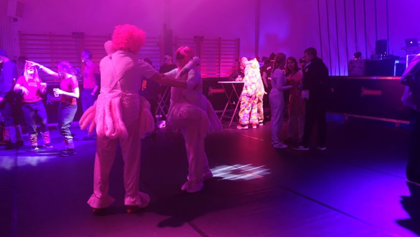 Nach dem Monsterkonzert ging es in die Mehrzweckhalle zum Guggerball. Nach dem Monsterkonzert ging es in die Mehrzweckhalle zum Guggerball.