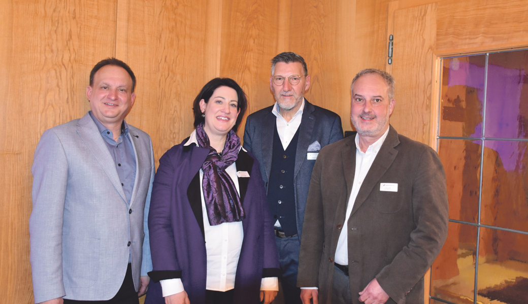 Von links: Niklaus Lippuner (neuer Vizepräsident), Karin Jung, (Leiterin Amt für Wirtschaft und Arbeit), Christoph Gull (Präsident) und  Rolf Pfeiffer (neues Vorstandsmitglied).