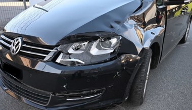 Linienbus mit Auto zusammengestossen: Blechschaden