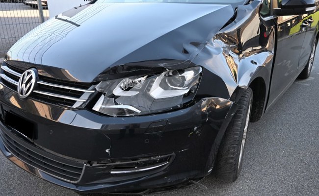 Linienbus mit Auto zusammengestossen: Blechschaden