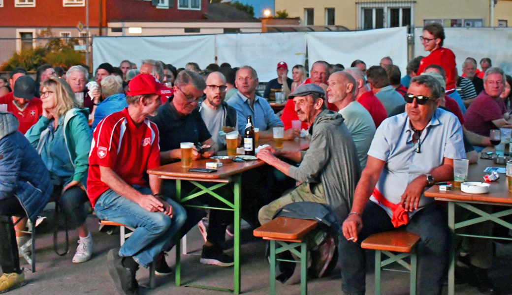 Gebannte Blicke unter den vielen Schweizer Fans: Lange hielten die Schweizerinnen mit, dann zeichnete sich eine Niederlage ab.