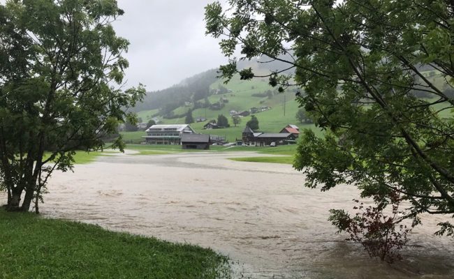 Kein ungewohnter Anblick im Toggenburg: Die Thur trat am Freitag über die Ufer