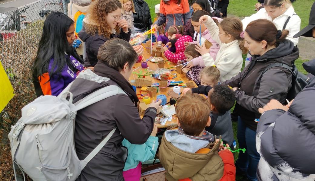 Der Verein Gränzelos verzierte mit den Kindern Blimentöpfe.