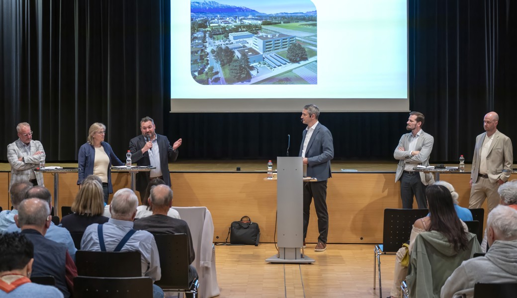 Gaben Auskunft (von links): Stadtpräsident Rolf Pfeiffer, Schulpräsidentin Gaby Knecht, Rektor Raphael Frei, Matthias Kramer (Moderation) sowie Stadtrat Andreas Schwarz und David Steinlin, Leiter Bau und Infrastruktur.