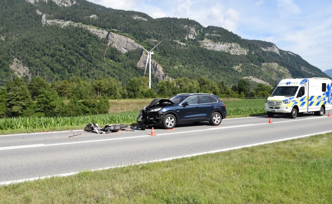 Töfffahrer kollidiert mit entgegenkommendem Auto und wird in Wiesland geschleudert