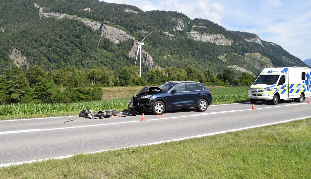 Drittpersonen, darunter eine Ärztin, leisteten dem schwer verletzten Motorradfahrer Erste Hilfe, bis die Rettung eintraf.