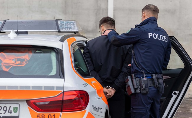 Wertsachen entrissen: Polizei fasst 15-Jährigen