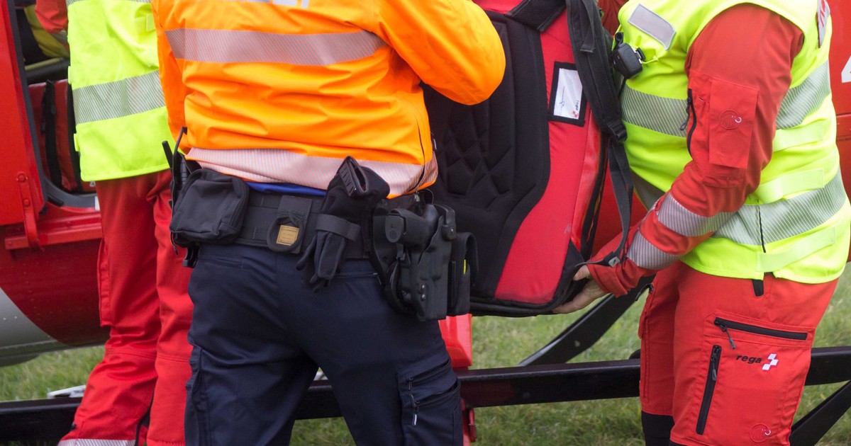 Paraglider pilot crashes into meadow - | flown to hospital by Rega