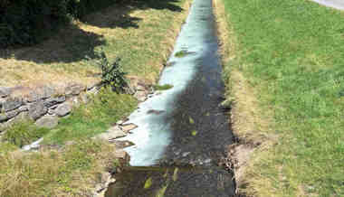 Malerfarbe in Kanal gelangt