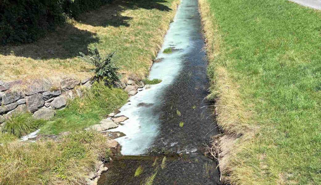 Malerfarbe in Kanal gelangt
