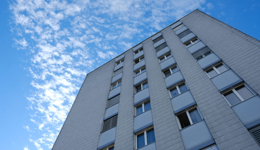  Die Ortsgemeinde Buchs möchte das Hochhaus an der Volksgartenstrasse 47 für 4,95 Millionen Franken kaufen. Bilder: Heini Schwendener