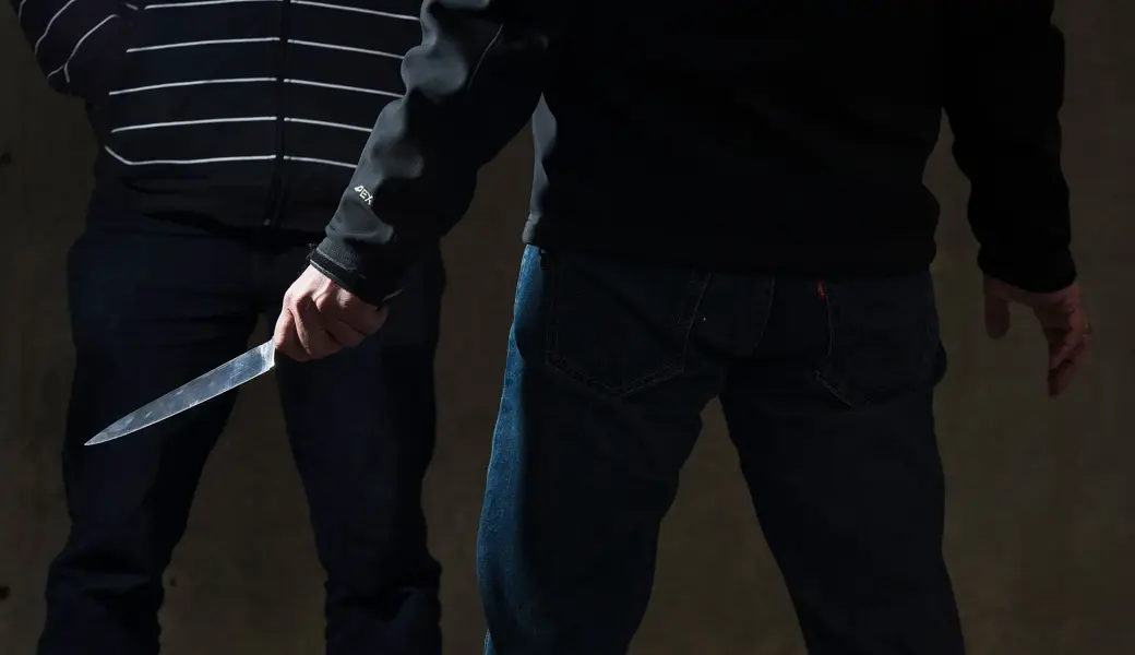 Der Verdächtige ging mit einem Messer auf seine Familienangehörigen los. 