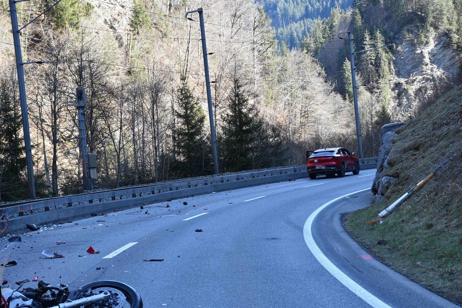 Töfffahrer wird über Leitplanke auf Bahngleis geschleudert und stirbt