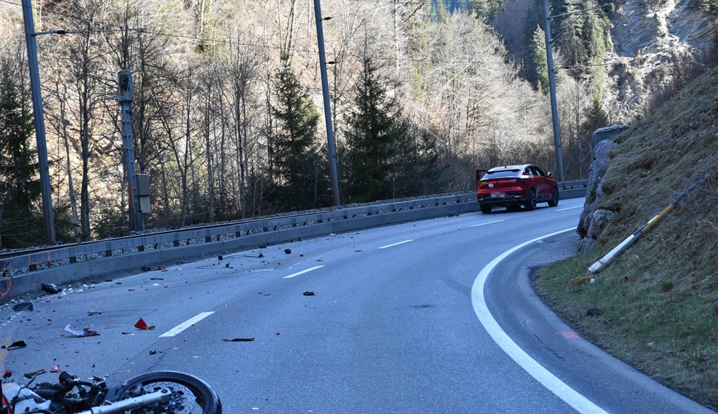 Der Töfffahrer starb noch auf der Unfallstelle. 