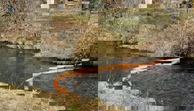 Öl im Giessen: Feuerwehr rückt wegen Gewässerverschmutzung mit Ölsperren aus