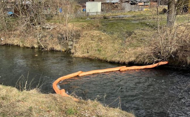 Öl im Giessen: Feuerwehr rückt wegen Gewässerverschmutzung mit Ölsperren aus